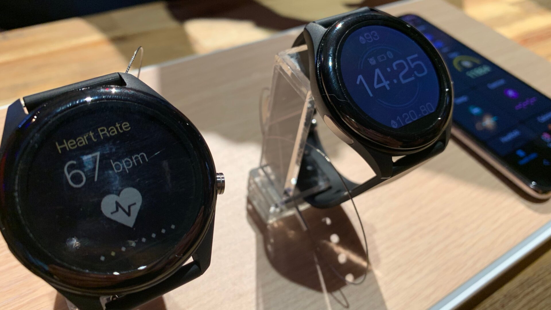 Las pantallas son demasiado tenues, pero 14 días de batería...