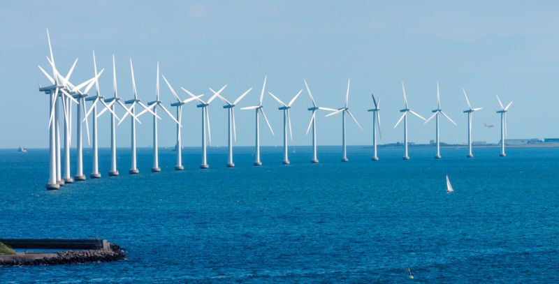 Una de las espectaculares plantas eólicas en la costa danesa, cerca de Copenhague