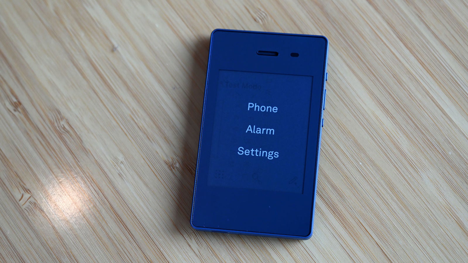 Según salga de la caja, el Light Phone 2 solo podrá hacer llamadas, enviar mensajes y programar una alarma, pero sus creadores planean añadir nuevas funciones.