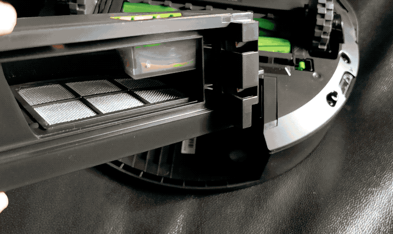Detalle del filtros de partículas en el interior del depósito y del filtro HEPA en el lateral.