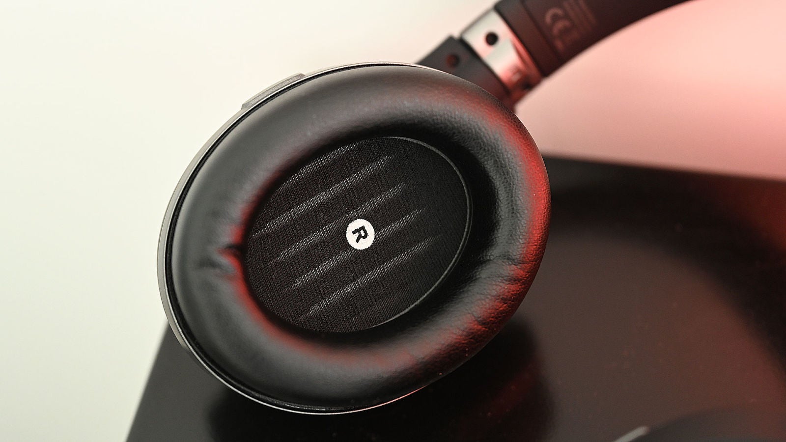 Los Cloud Orbit S tienen algo más de espacio para la oreja que otros auriculares de HyperX