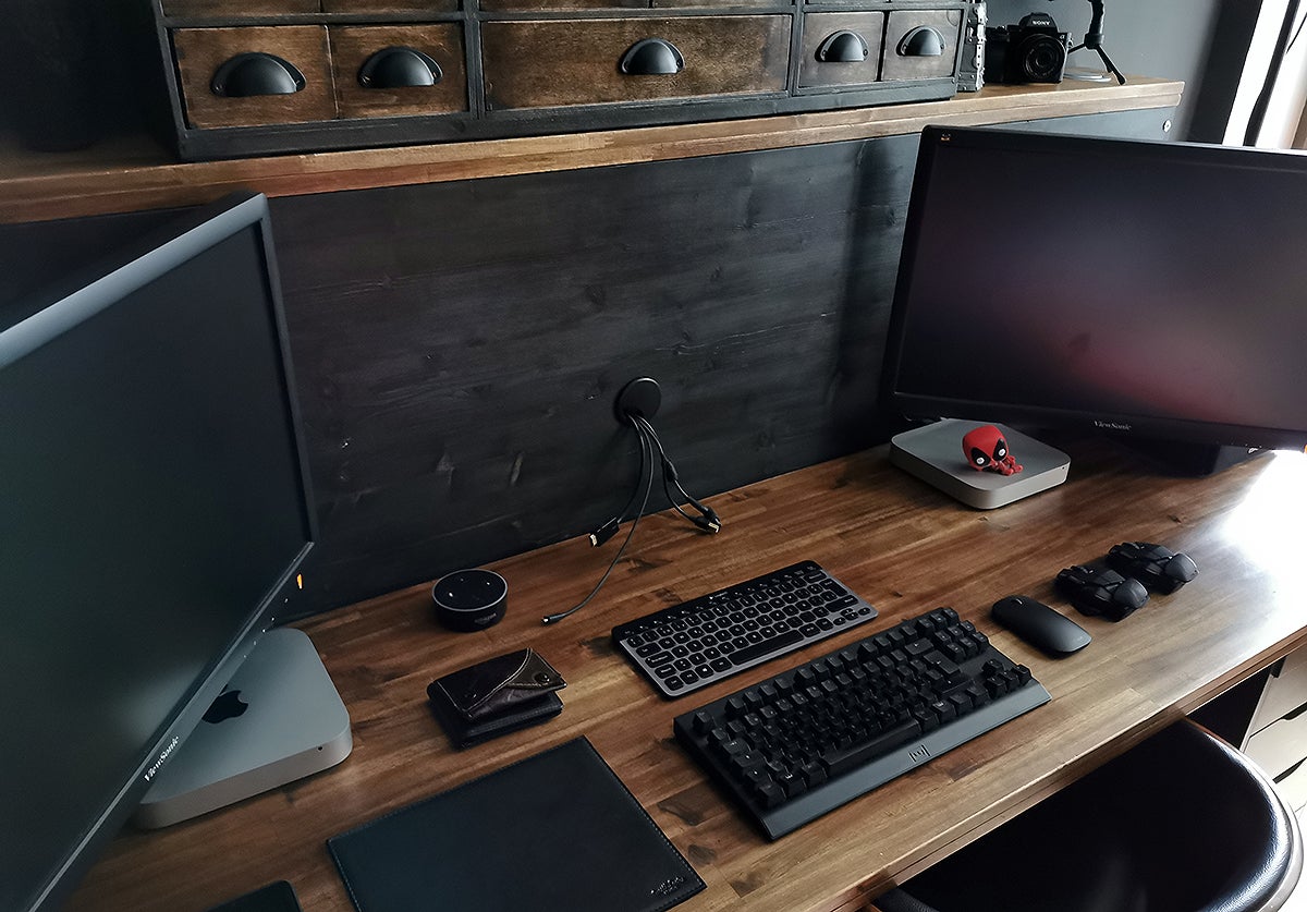 Resulta que mi escritorio no está pensado para albergar nada por detrás, pero es problema del escritorio, que lo diseñé así, no del monitor.