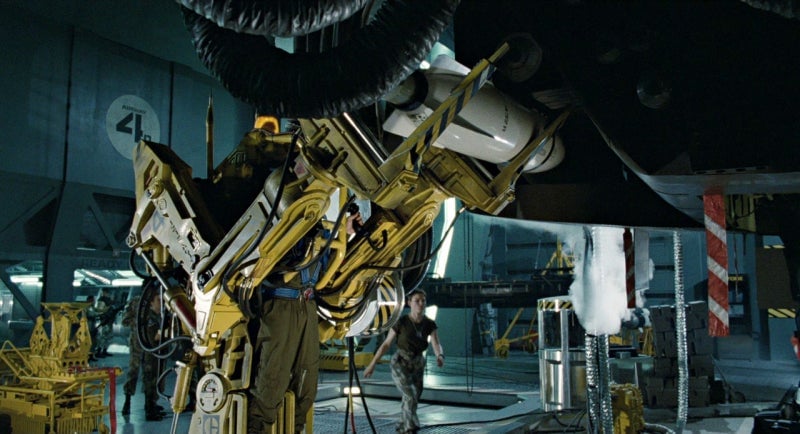 Un marine colonial cargando un misil AGM-204A en la nave de descenso UD-4 a bordo de la Sulaco en la película Aliens.