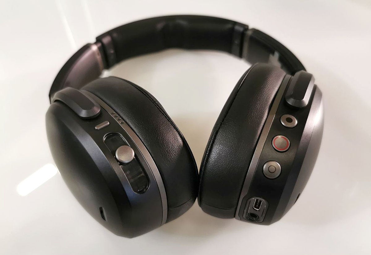 A la izquierda, el botón de cancelación de ruido y el control deslizante de graves. A la derecha el botón de encendido y los de volumen encima y debajo.