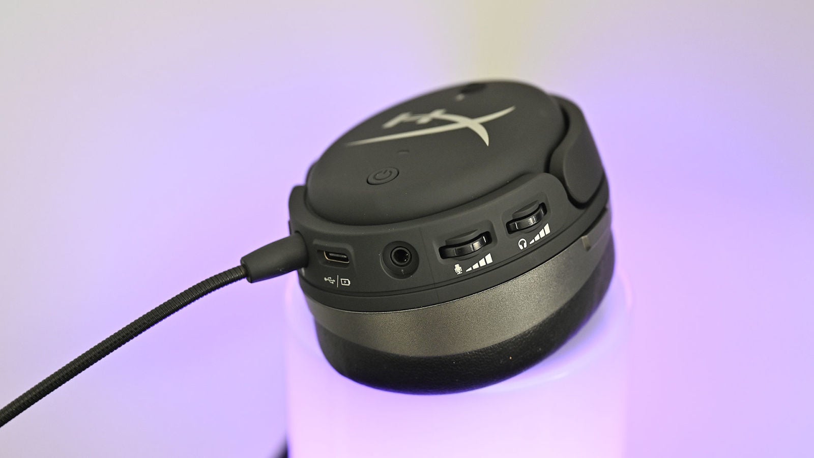 Los Cloud S tienen controles de volumen separados para los auriculares y el micrófono, y un botón de sonido espacial para alternar entre perfiles de audio.