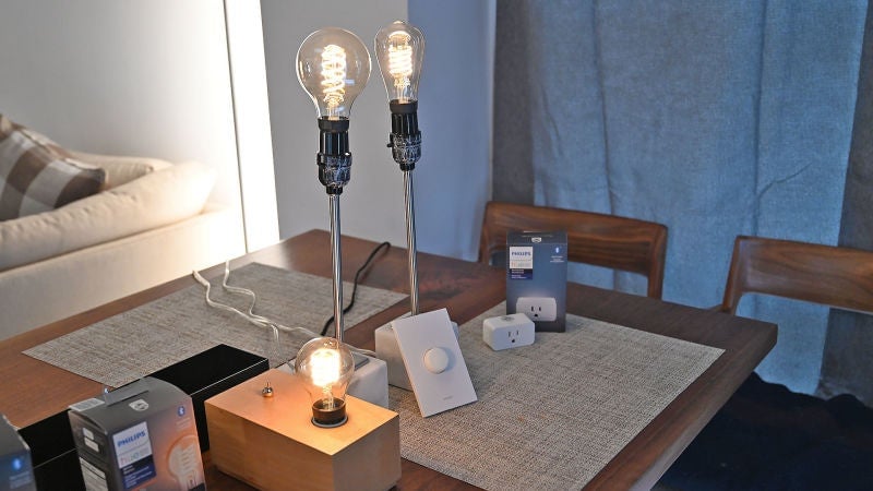 De izquierda a derecha: la bombilla de filamentos A19, la bombilla globo G25 y la bombilla tubo ST19 Foto: Sam Rutherford (Gizmodo) 