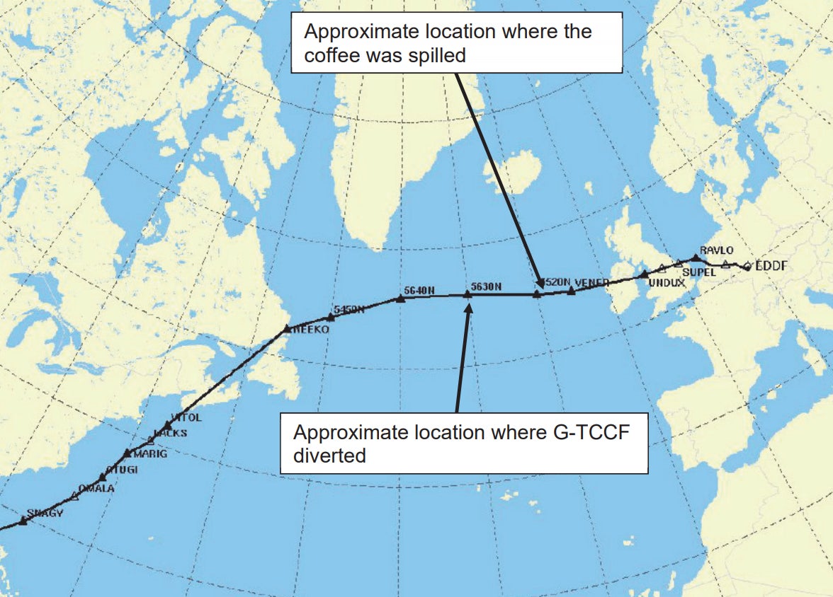 Este mapa muestra dónde el piloto derrumbó el café y cuándo decidió cambiar el rumbo del vuelo.