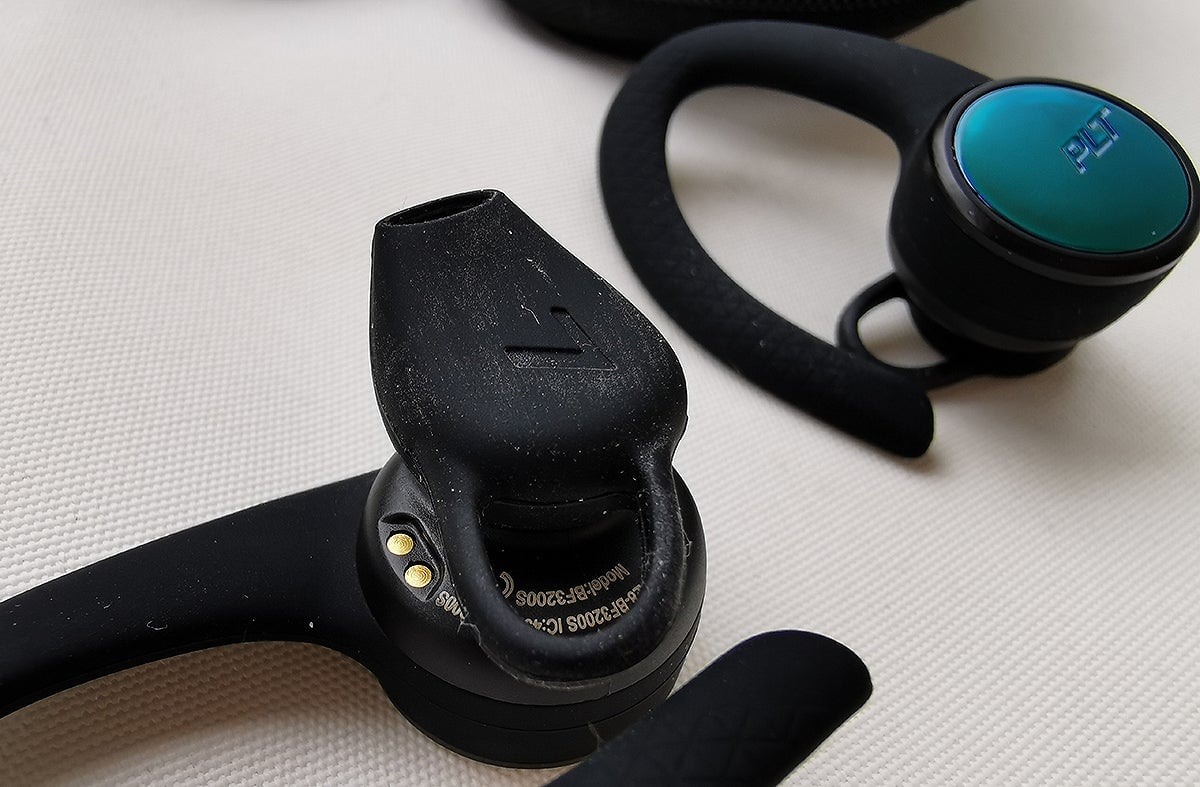 Juro que no es suciedad de mis oídos. La goma de los auriculares viene recubierta de un polvillo para conservarla.