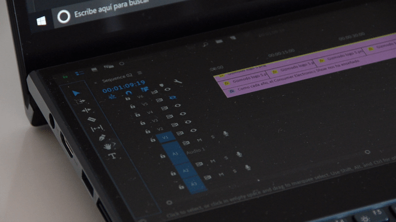 No hay manera de hacer clic sobre la herramienta ‘Mano’ de Premiere porque la flecha de acceso rápido de Asus queda por encima. Además, otra serie de parámetros quedan ocultos en la transición entre pantallas. GIF: Julio Cerezo