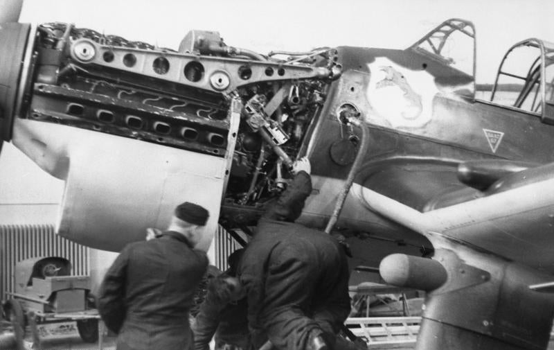 Image: Un Ju 87 B donde la carcasa de la “Trompeta de Jericó” se ha fundido en el equipo principal