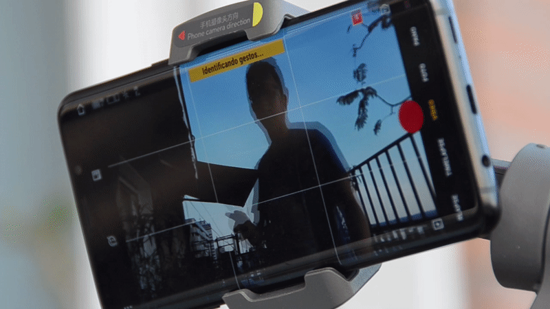 Puedes activar el seguimiento de la cámara por medio de gestos. GIF: Julio Cerezo