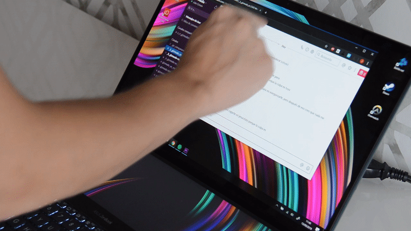 Si haces clic sobre una ventana, aparece un pop-up con el que puedes enviar la ventana a la pantalla inferior, añadirla al menú rápido de aplicaciones o ampliarla hasta ocupar ambas pantallas. GIF: Julio Cerezo