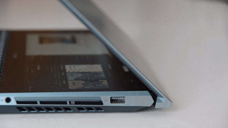 El diseño de la bisagra de Asus ayuda a que el ordenador se refrigere mejor, además de darte algo más de ángulo para poder ver mejor la pantalla. GIF: Julio Cerezo
