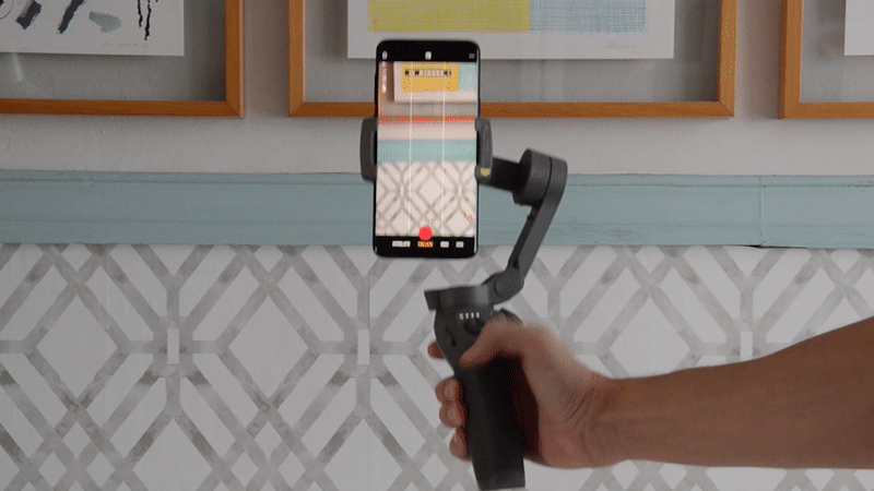 Cambiar la orientación de la cámara es tan fácil como pulsar dos veces un botón.  GIF: Julio Cerezo 