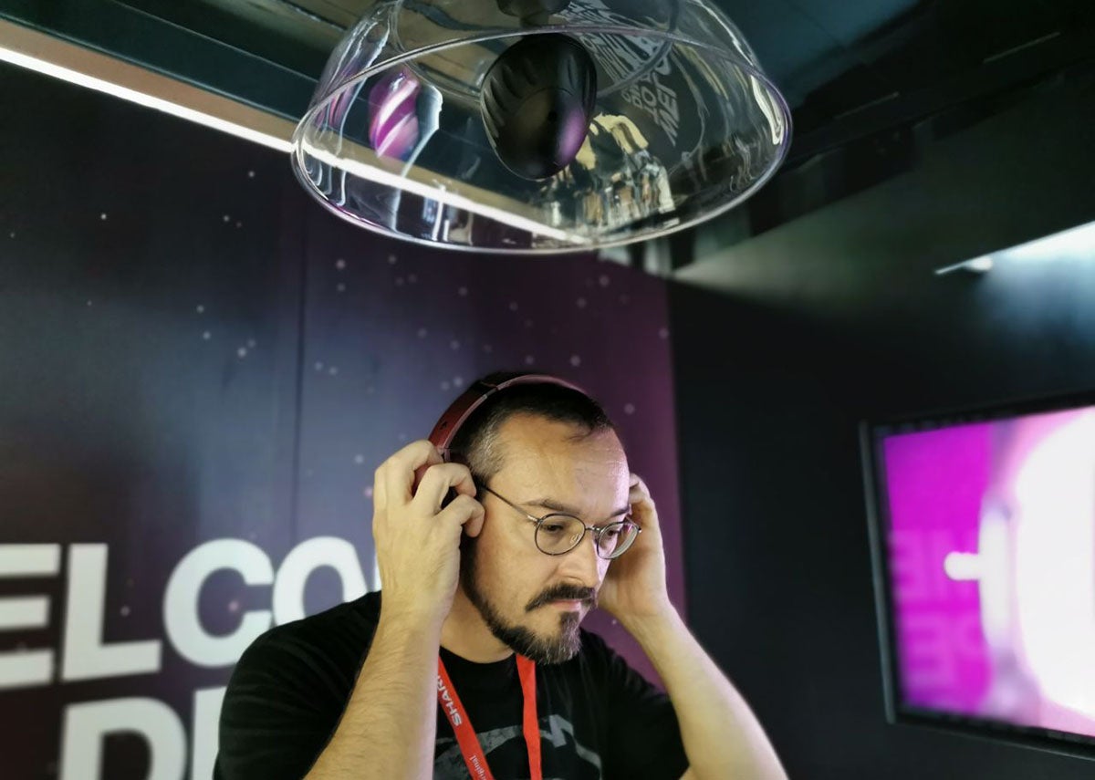 Para probar la cancelación de ruido nos pusieron debajo de un altavoz que simula el ruido de un motor de avión.