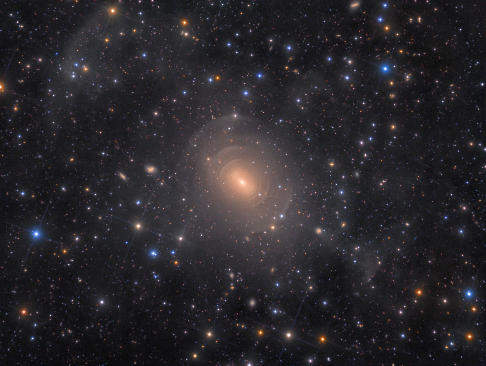 “Shells of Elliptical Galaxy NGC 3923 in Hydra:” Ganador dentro de la categoría de “Galaxias” Imagen: Rolf Wahl Olsen, Dinamarca