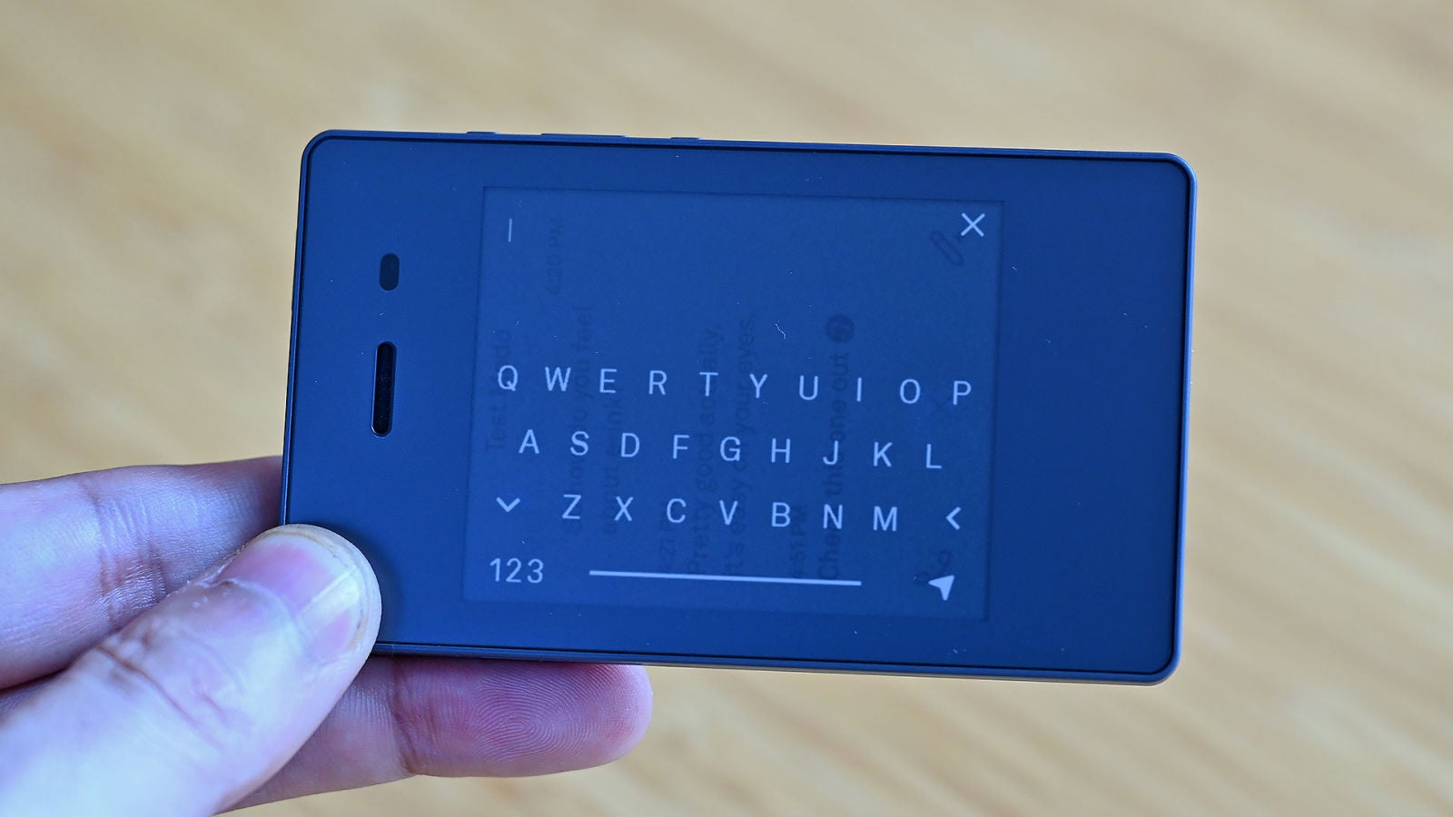 Al ser una pantalla de tinta electrónica, se quedan huellas de los contenidos anteriores al actualizar.