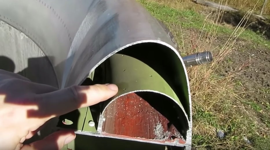 Los motores de los aviones tienen pequeños agujeros como estos para evitar que se forme hielo.