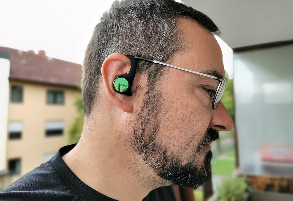 No temas al gancho para colgar de la oreja. Es increíblemente cómodo.