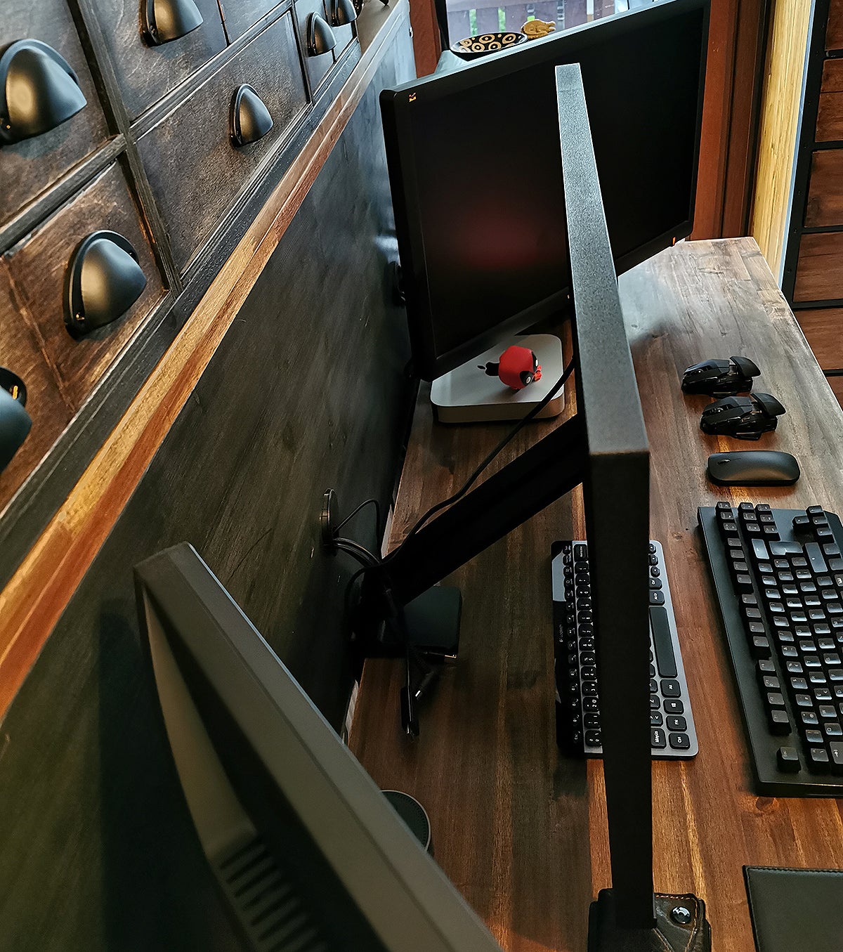 La única manera de bajar la altura del monitor si por lo que sea necesitas hacerlo es acercarlo a la cara, lo que interfiere con el objetivo original de su diseño, que se supone que es ahorrar espacio.