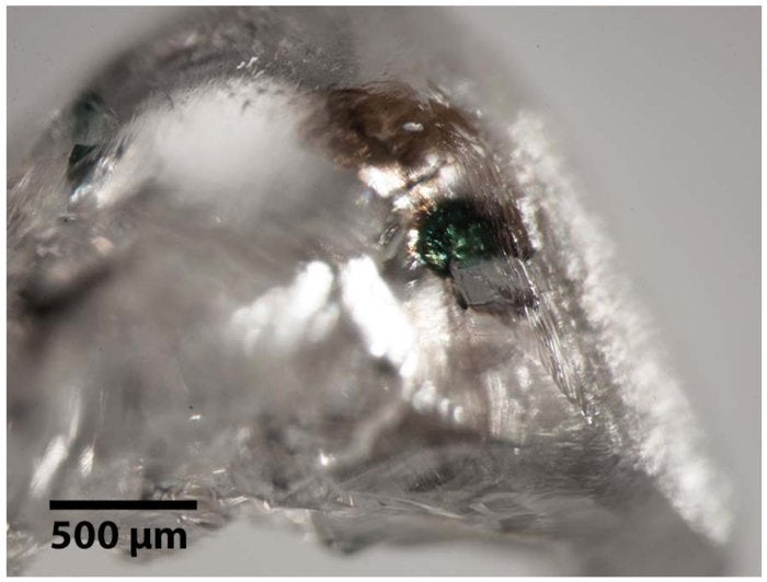 Image: El diamante que recubre el grano de goldschmidtita, antes de la rotura