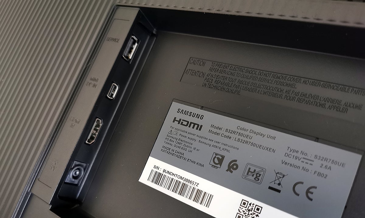 Toma de corriente, HDMI, Mini DP y un USB para configuración. Bastante básico.