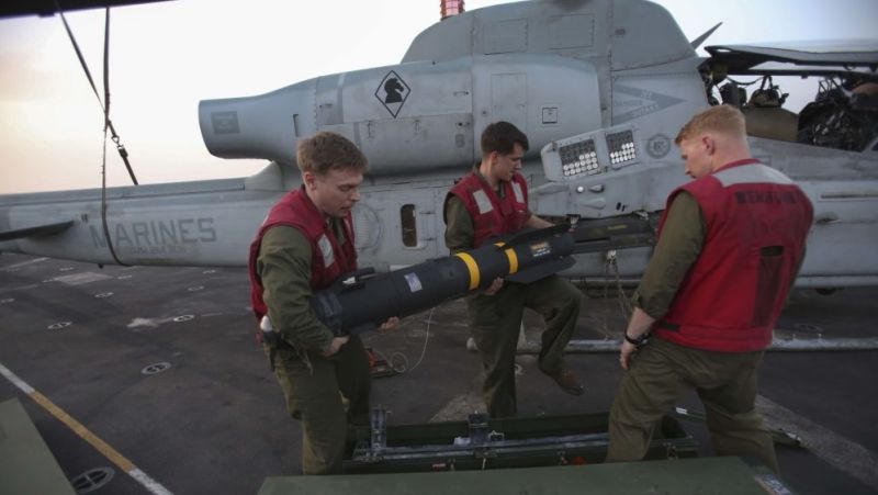 Marines cargando un misil antitanque AGM-114 Hellfire en un helicóptero de ataque Super Cobra