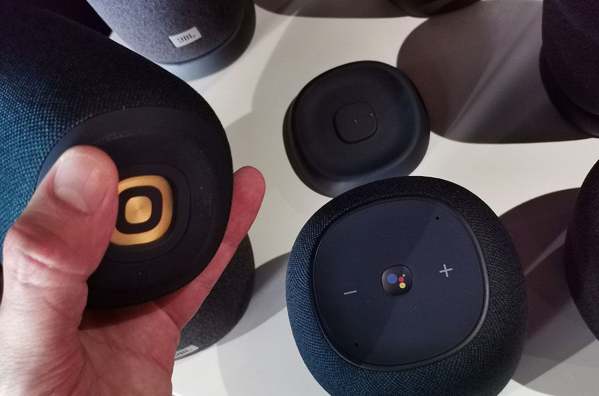 El conector y, al fondo, la base de carga.