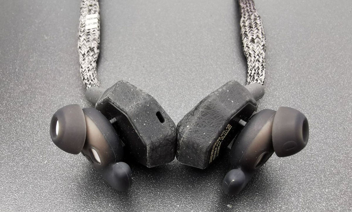 Detalle del acabado anti arañazos de los auriculares