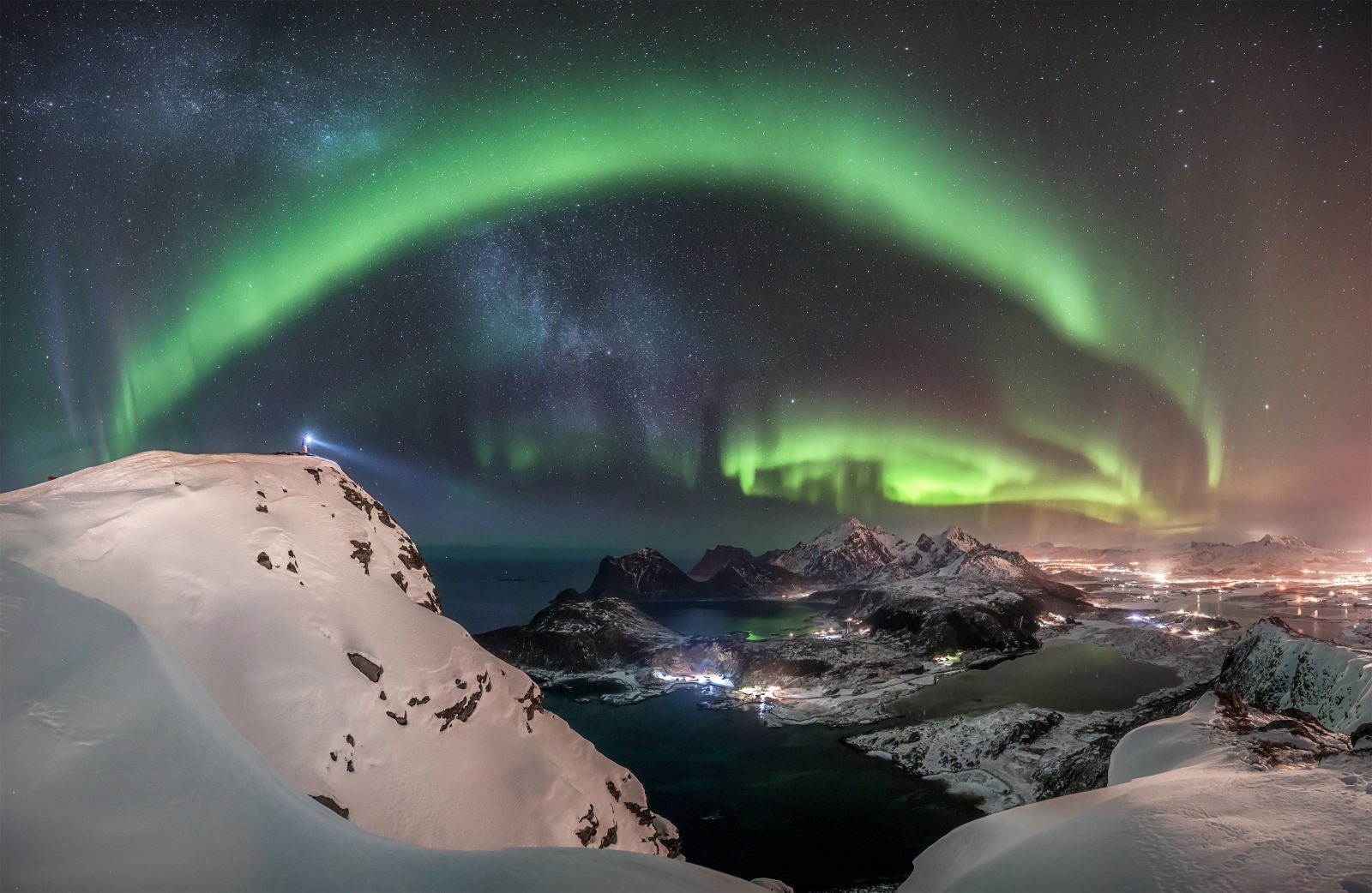 “The Watcher:” Ganador de la categoría “Auroras Boreales”. La foto fue tomada en el monte Offersøykammen en Noruega. Imagen: Nicolai Brügger, Germany