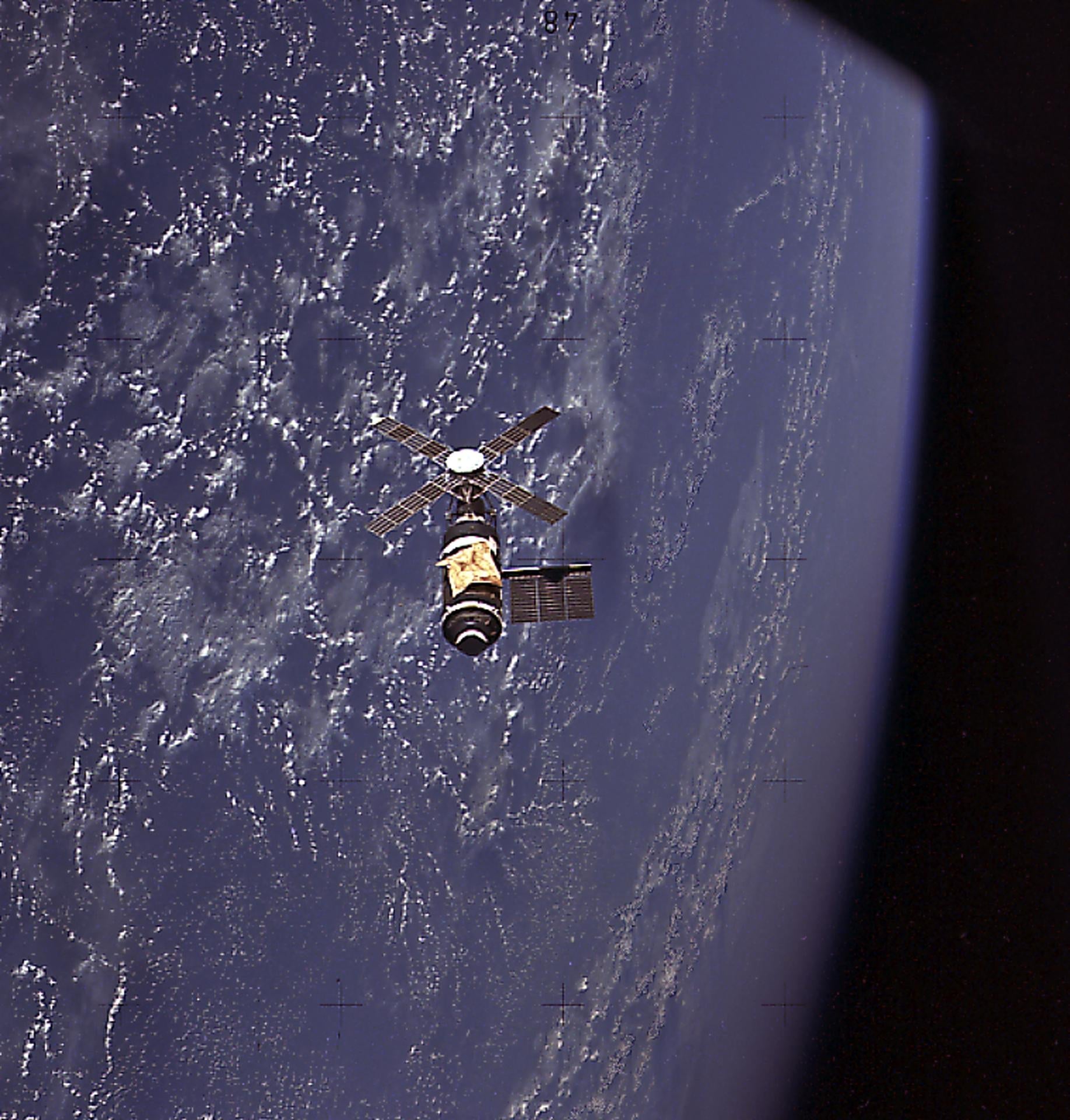 Skylab en órbita. Foto capturada por la primera misión tripulada de la estación espacial.