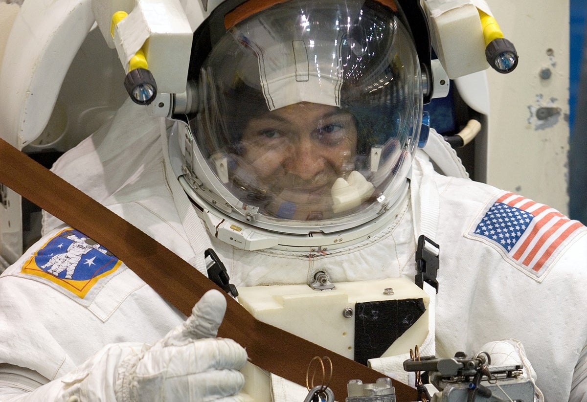 El astronauta Miguel López-Alegría, llevando el gorro de Soopy bajo el casco de astronauta durante un entrenamiento en el Laboratorio NBL.