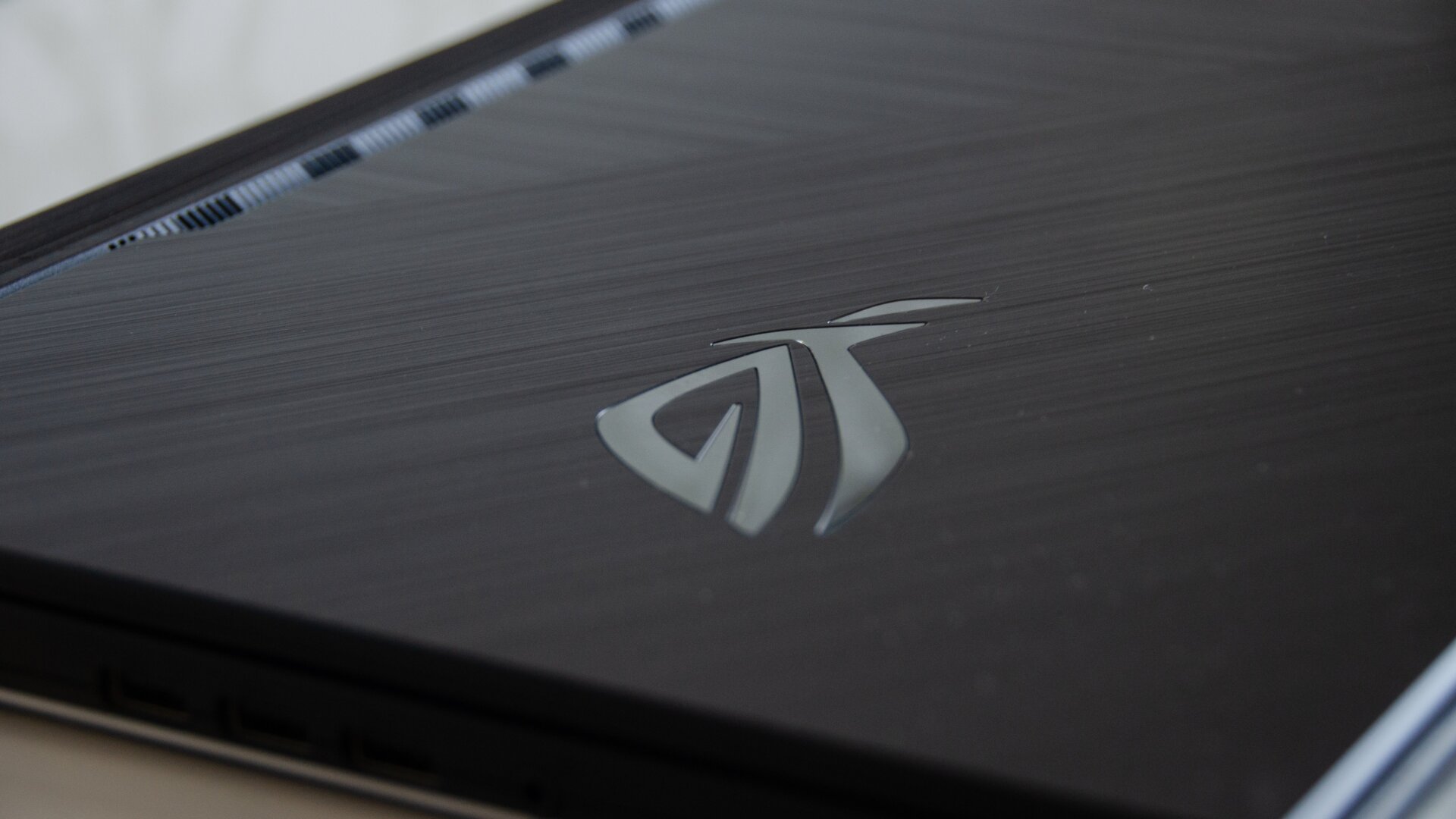 El exterior del portátil tiene unos acabados discretos y elegantes, un poco alejados de lo que ofrecen los ordenadores de este estilo. Imagen: Julio Cerezo