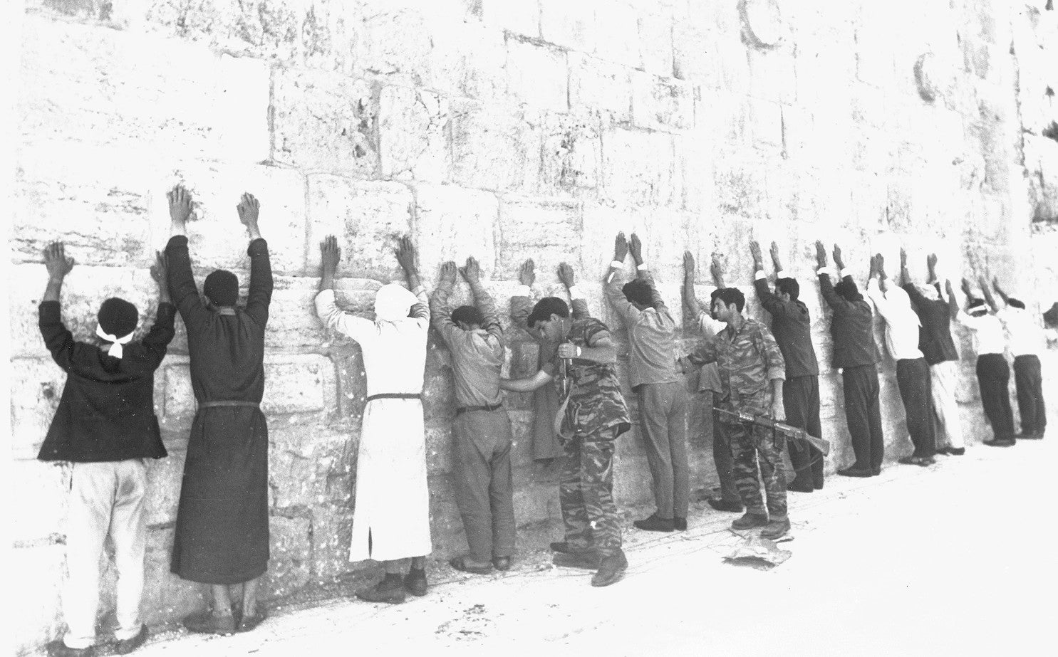 Image: Soldados israelíes registran prisioneros jordanos en la ciudad vieja de Jerusalén