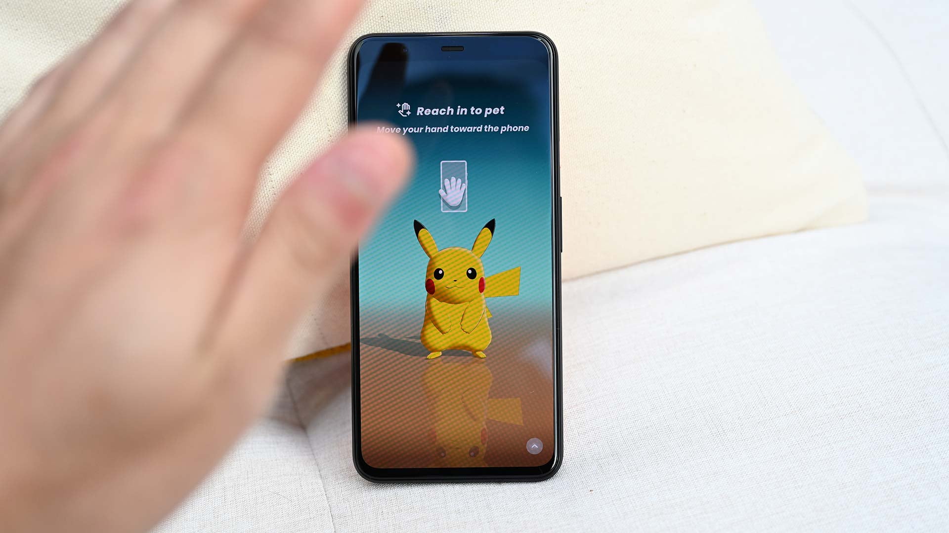 Gracias a Soli, incluso puedes tocar a este Pikachu.