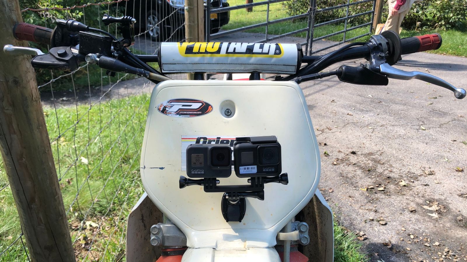 La Hero8 Black a la izquierda y la Hero7 Black a la derecha. Esta nueva versión de GoPro es mucho más compacta que la anterior al no necesitar la montura de plástico. Foto: Andrew Couts (Gizmodo)