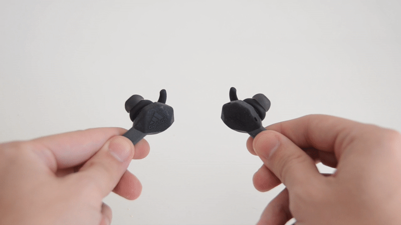 ¡Se quieren! No, en realidad esto es para enseñar que los auriculares traen unos imanes para que te los puedas anudar al cuello fácilmente. Imagen: Julio Cerezo
