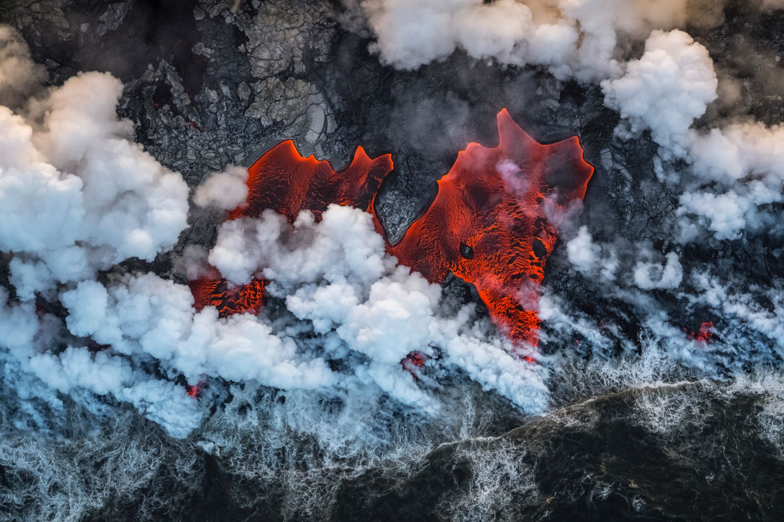 “Creación”: Lava hirviendo fluyendo desde el volcán Kilauea durante la erupción del año pasado.