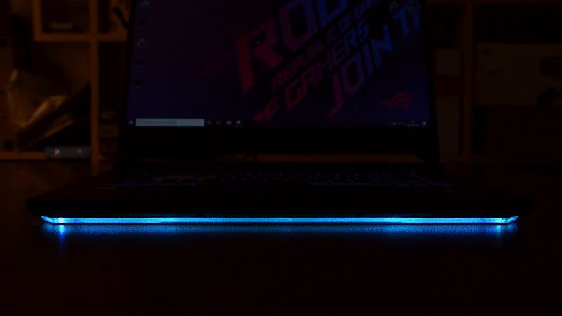 Puedes configurar su luz RGB para que brillete con la intensidad y colores que te apetezca. GIF: Julio Cerezo