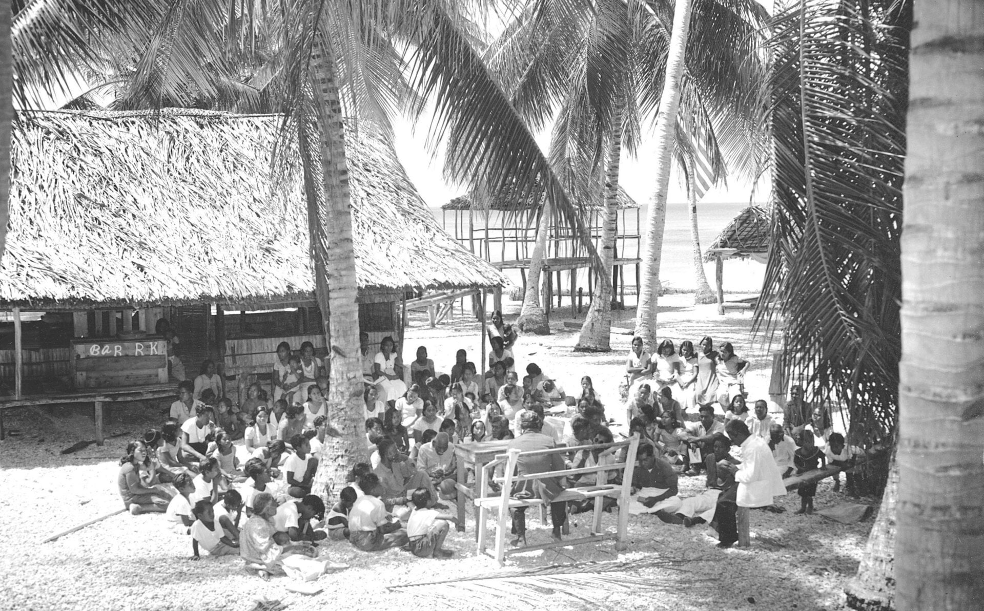 Image: Los nativos de Bikini se reúnen para su último servicio religioso antes de ser transferidos por la Marina de EE. UU. al atolón Rongerik