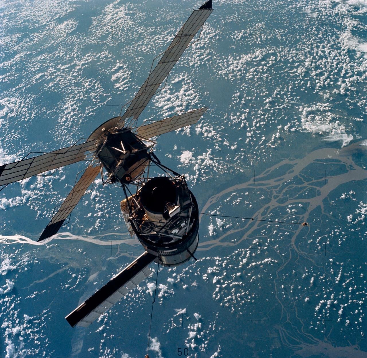 Una foto de Skylab sobre la Tierra, capturada por la tripulación de la misión Skylab 3, quienes permanecieron un total de 59 días a bordo del laboratorio espacial.