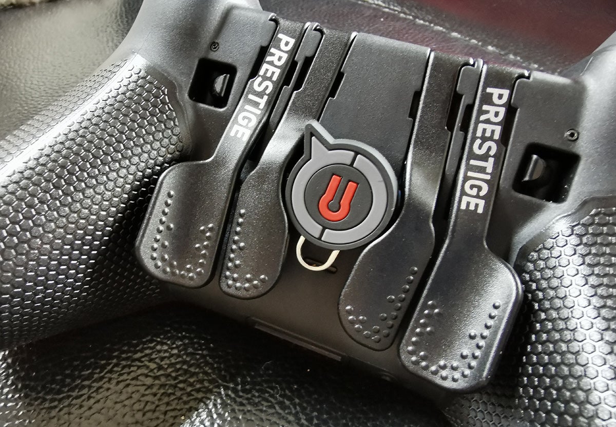 El accesorio para remapear los controles se adhiere mediante un imán.