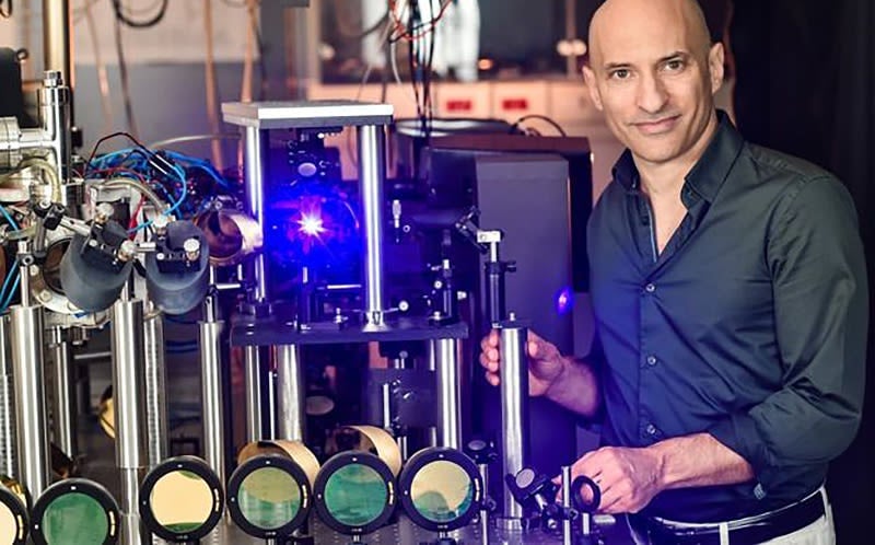 El profesor Jeff Steinhauer junto a la instalación utilizada para crear agujeros negros de sonido