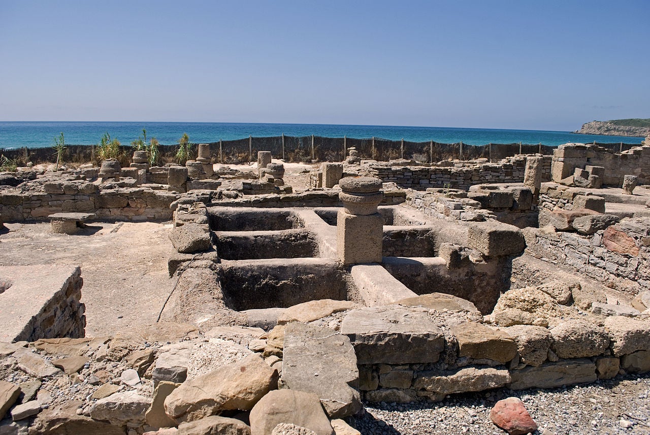 Ruinas de una antigua factoría de garo en Baelo Claudio (Cádiz, España)