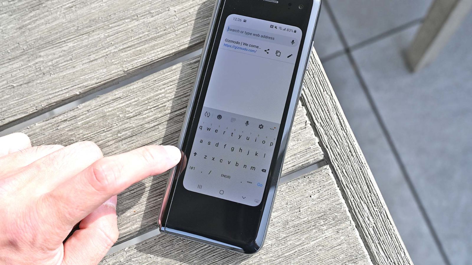 La pantalla que hay sobre la cubierta del Fold tendría que ser mucho más grande.  Foto: Sam Rutherford (Gizmodo)