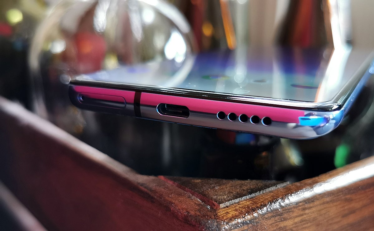 Ranura para SIM, USB-C y altavoz.