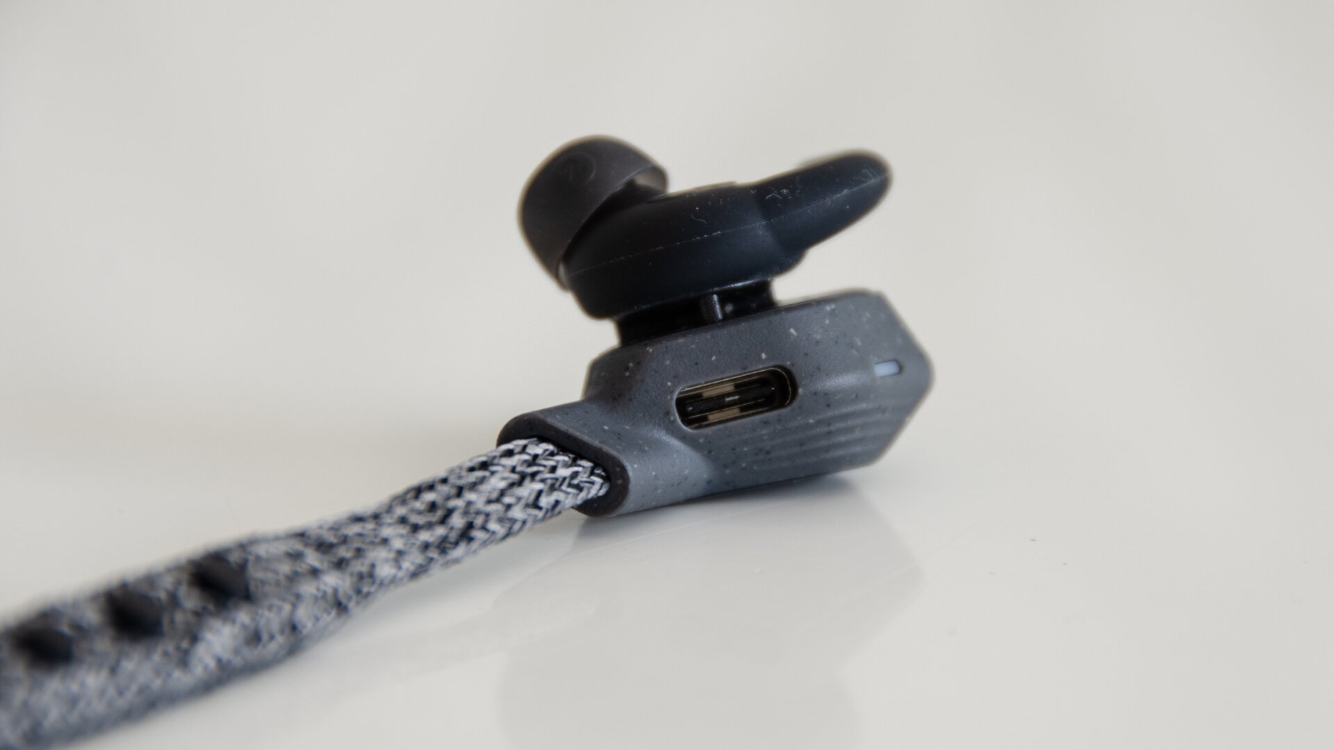Y encima se cargan por un puerto USB-C. Lloro de felicidad.  Imagen: Julio Cerezo