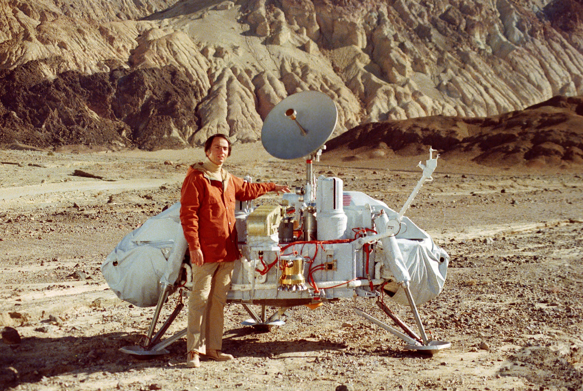 Image: Carl Sagan con una maqueta de un módulo de aterrizaje Viking