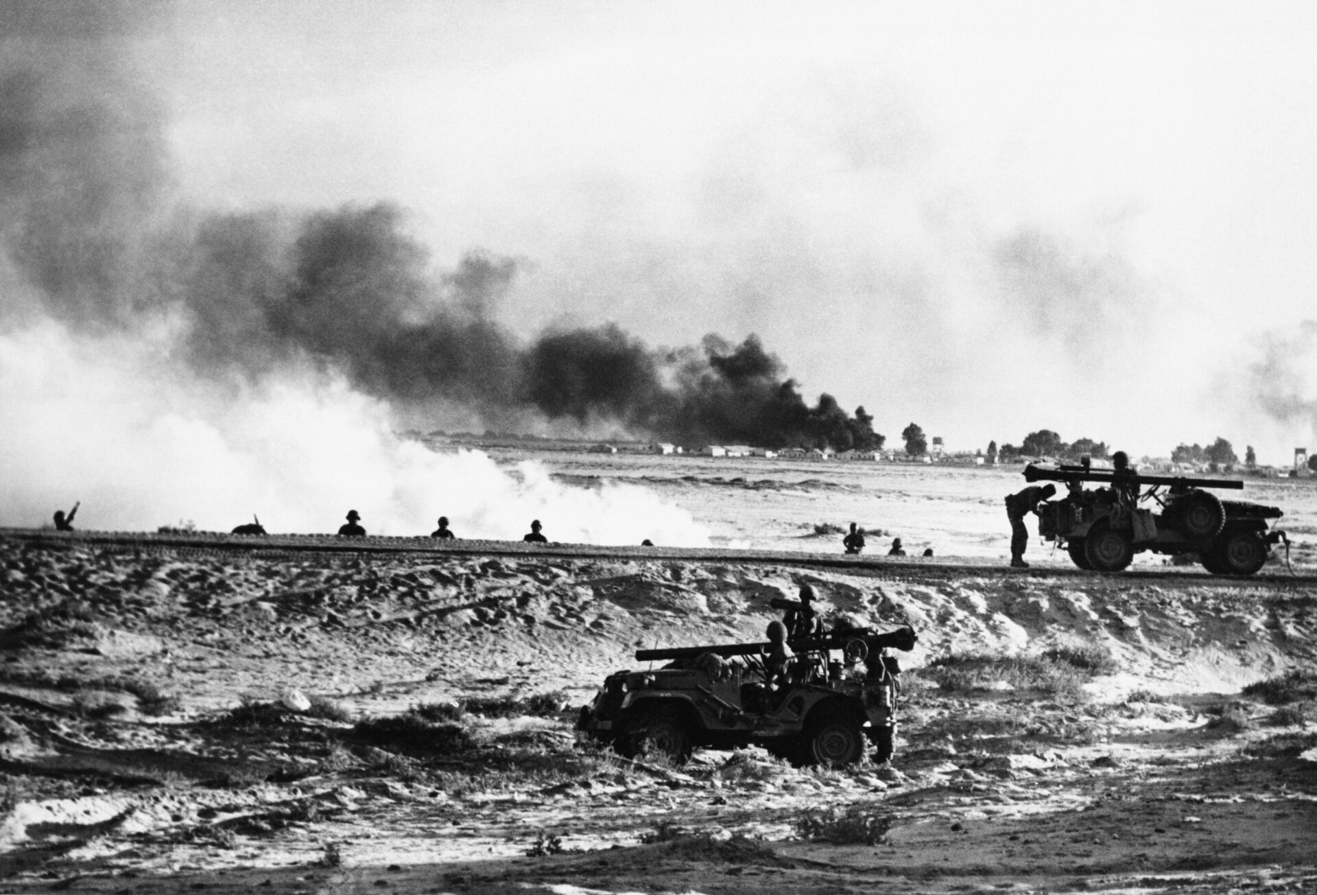 Image:  Artillería pesada israelí abriendo el camino hacia el Canal de Suez en el desierto del Sinaí,