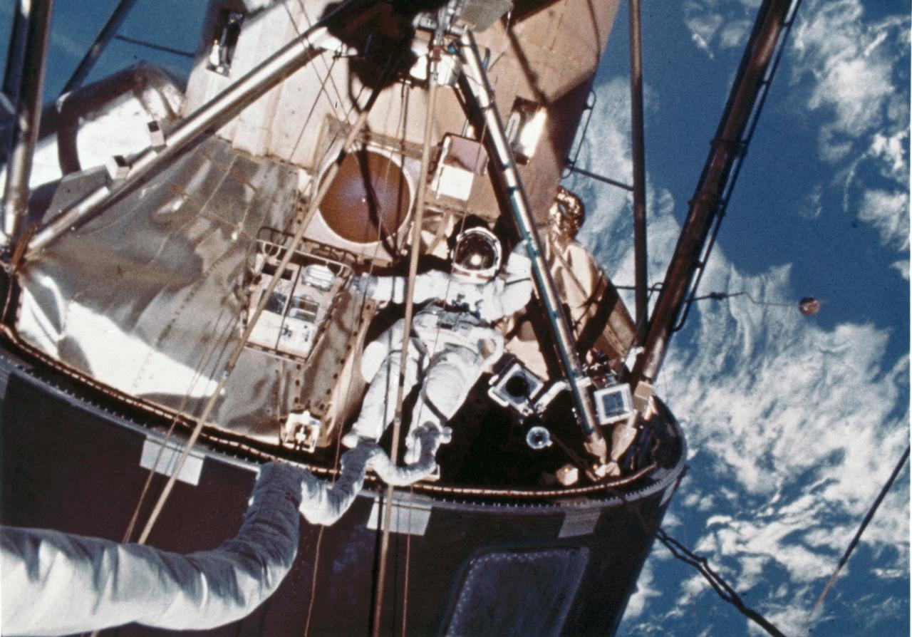 Un astronauta, parte de la misión Skylab 4 (tercera misión tripulada), realizando tareas fuera del laboratorio espacial.
